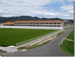1 校舎全景（南の市道から）