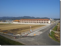 1 校舎全景(南の市道から) 1 校舎全景(南の市道から)