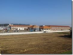 2 校舎全景(南の土手から) 2 校舎全景(南の土手から)