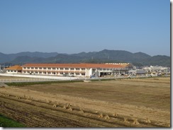 3 校舎全景(南東の土手から) 3 校舎全景(南東の土手から)